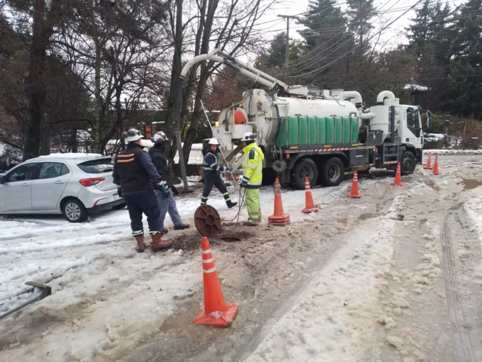 Cuadrillas de la CEB trabajan ante la jornada de nieve en Bariloche. Foto: Imagen gentileza