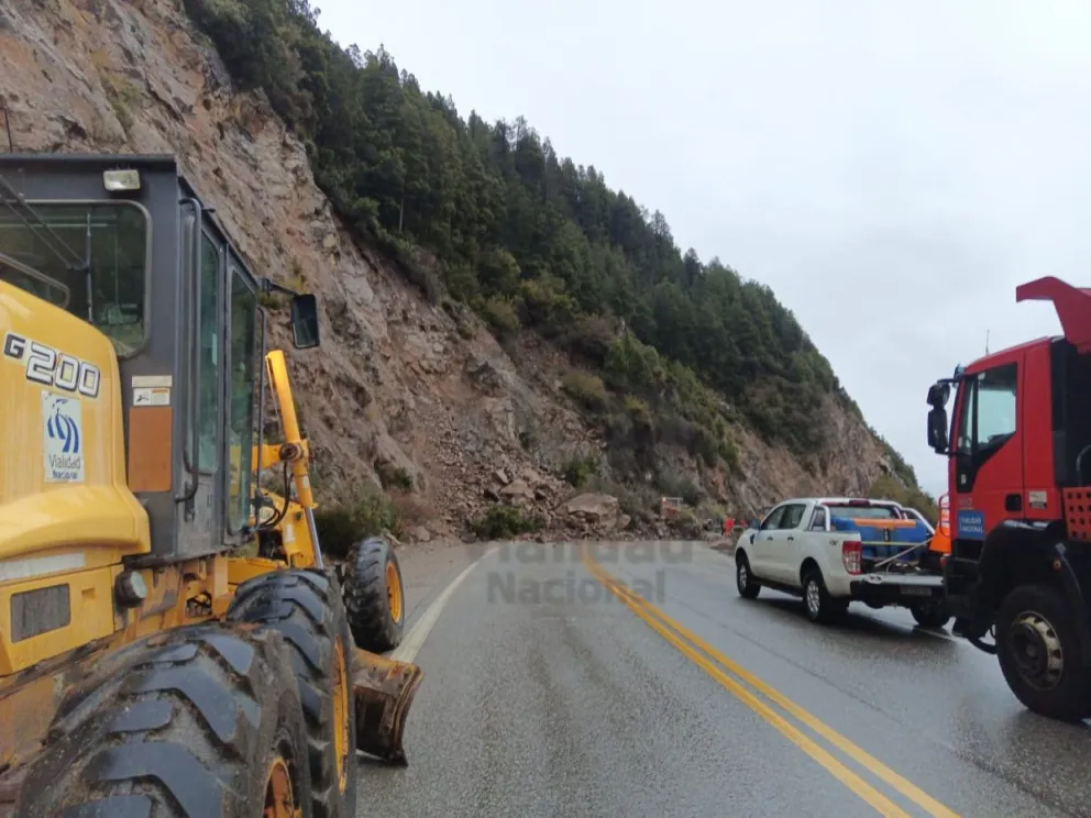 Derrumbe en la RN 40, zona Catritre. Equipos operando. Foto Vialidad Nacional.