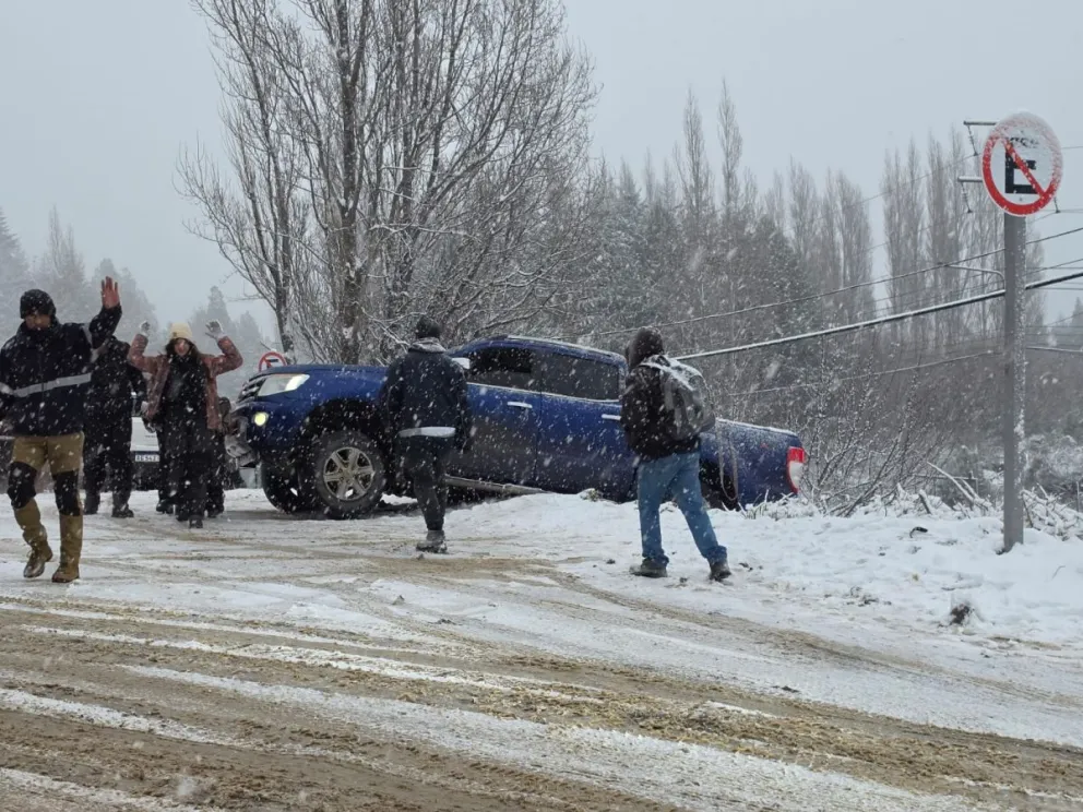 Una camioneta complica el tránsito en avenida Pioneros. 