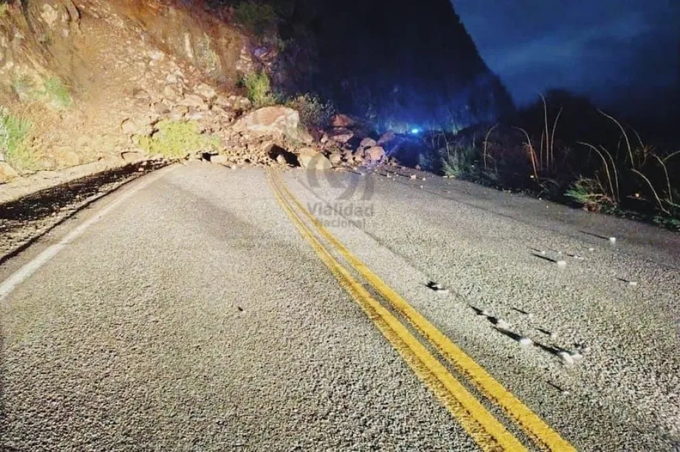 Derrumbe en la RN 40, zona Catritre. Equipos operando. Foto Vialidad Nacional.