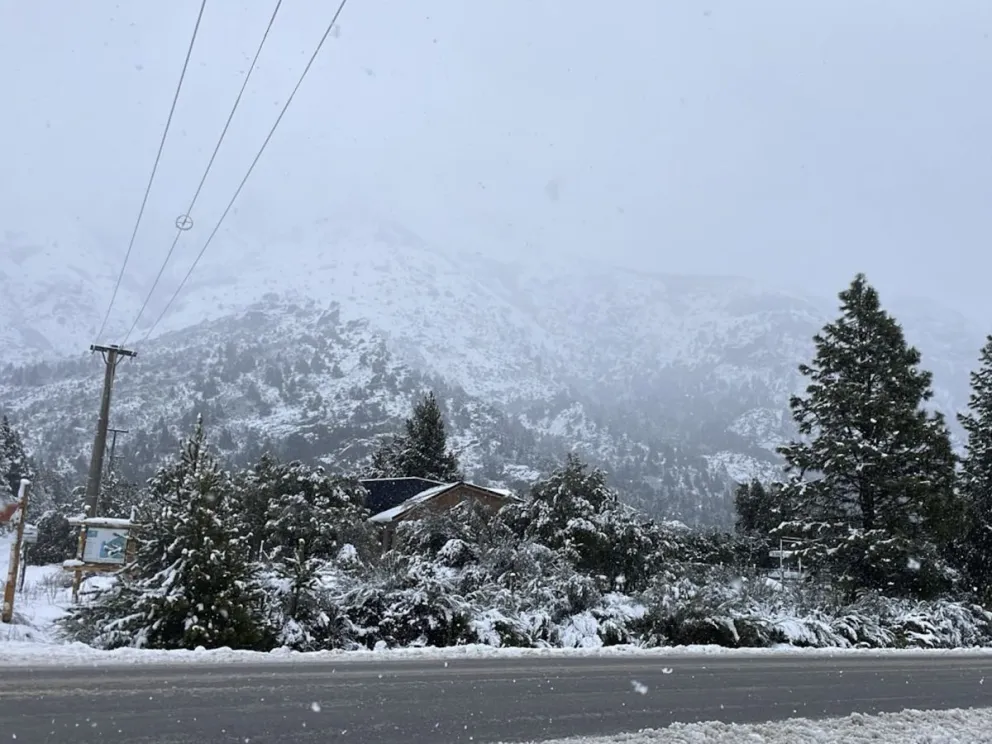 Una de las postales que dejó la última nevada en la ciudad. Foto Euge Neme 