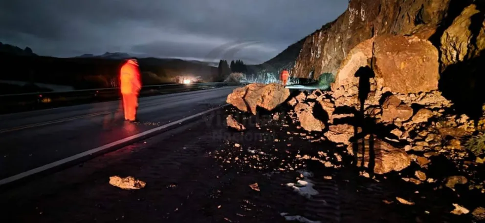 Trabajan en la zona de Villa Llanquín por desprendimientos cerca de la calzada de Ruta 237.