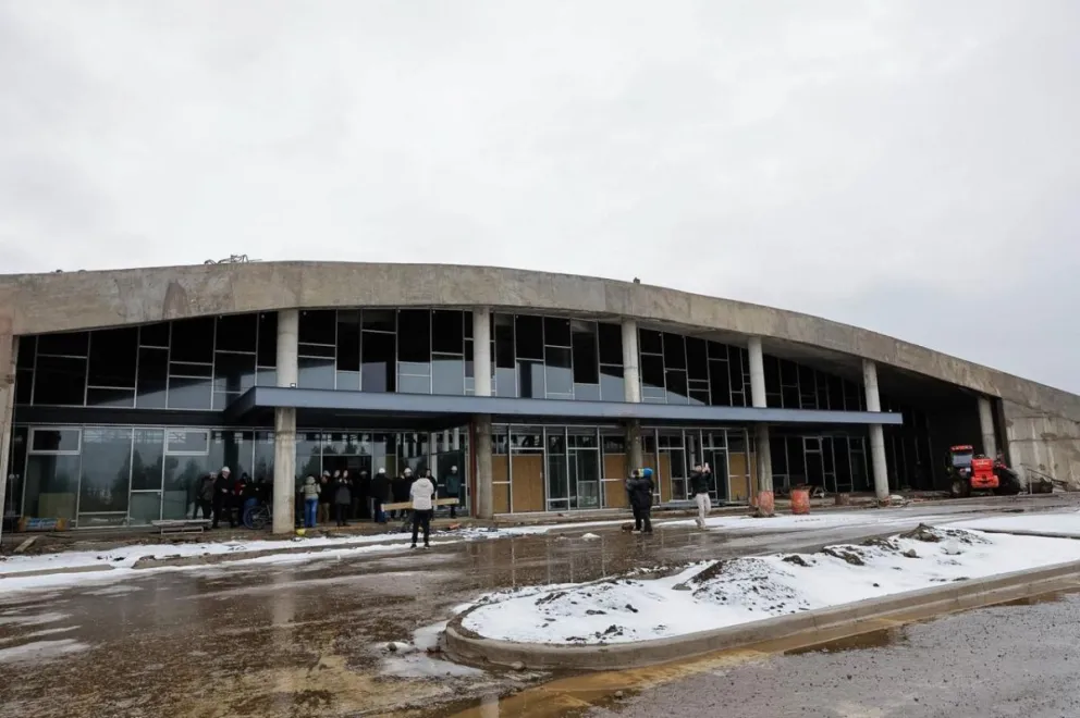 Ultiman detalles para la entrega de la nueva Terminal de Bariloche, en la zona del Esandi y Circunvalación. Foto: Eugenia Neme.