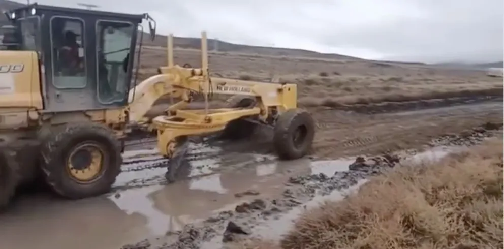 Corte total en ruta 23 en zona de Comallo por acumulación de barro en la calzada. 