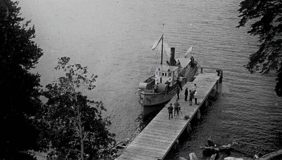 El vapor "Cóndor" en el muelle del hotel Correntoso, 17 años después de pasear a Tusso. Archivo Visual Patagónico.