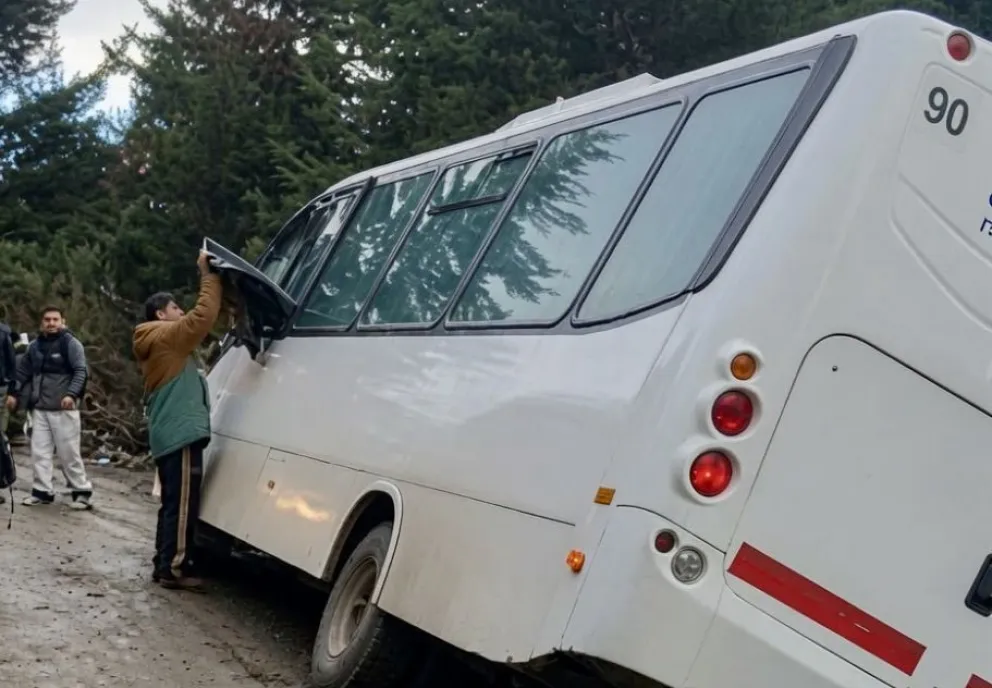 El colectivo despistó en el camino hacia Piedras Blancas y se logró resolver el inconveniente sin problemas. 