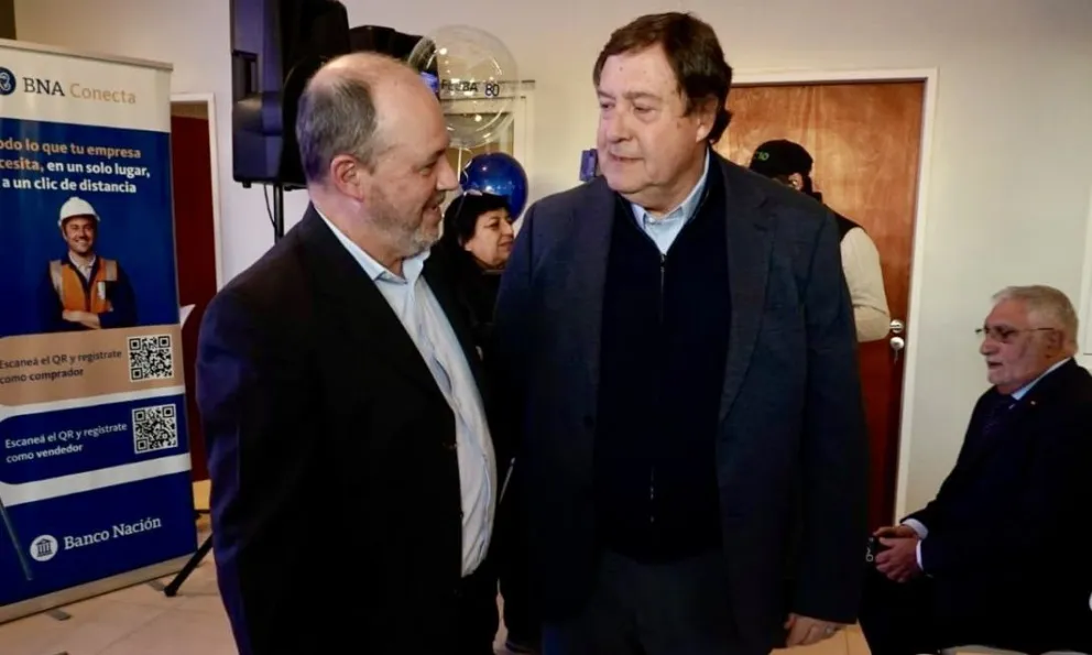 El presidente de Feeba, Leonardo Marcasciano, junto al gobernador Alberto Weretilneck, durante el reciente festejo por los ochenta años de la entidad empresarial. Foto: Facundo Pardo.