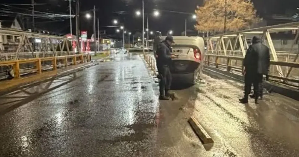El automóvil quedo con las ruedas hacia arriba sobre el carril derecho del puente.