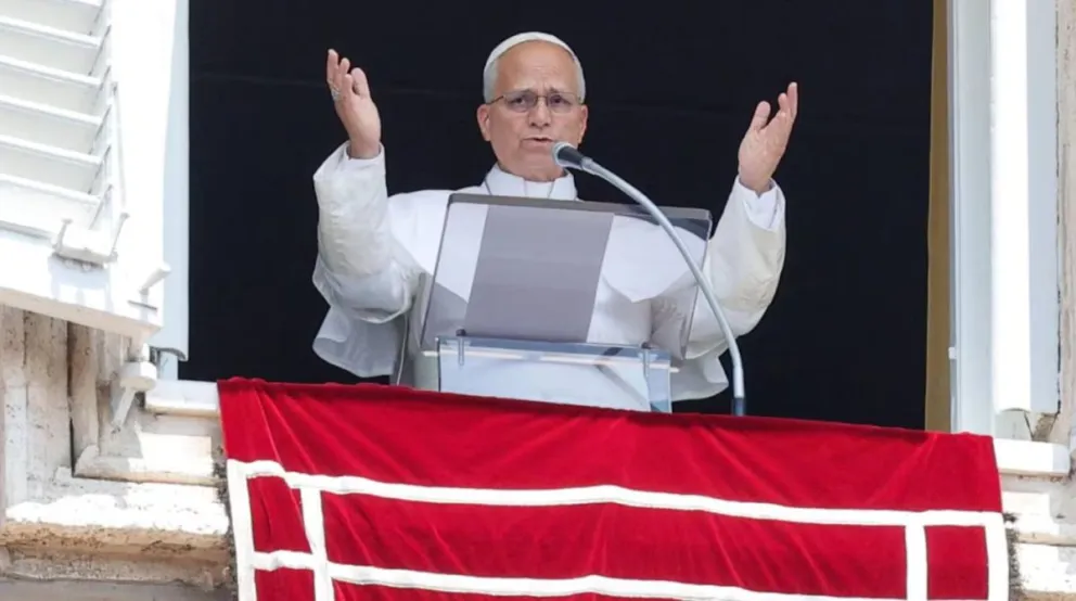 El papa León XIV durante el rezo del Ángelus.