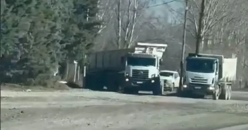 Vecinos dejaron registro de camiones municipales realizando tareas este domingo en le acceso a barrios privados de la ciudad. (Foto: captura).