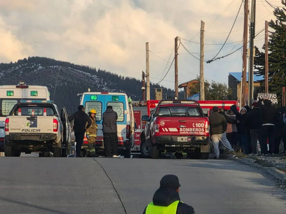 Bomberos, Policía de Río Negro y ambulancias participaron del operativo.