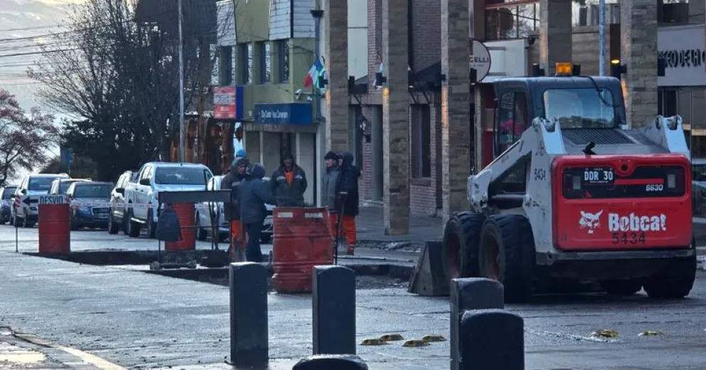 Una cuadrilla del municipio reparando la calzada sobre calle Palacios.