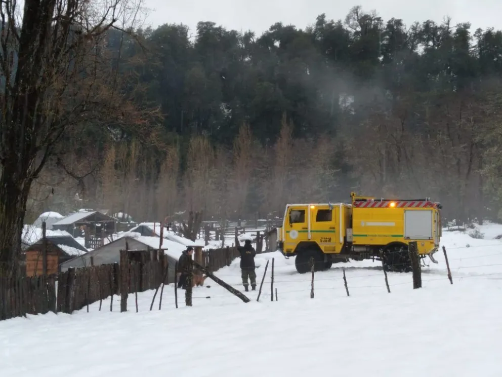 Personal del área protegida accedió a la vivienda utilizando palas y el apoyo de un camión URO. Fotos Parque Nacional Nahuel Huapi.