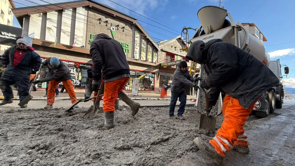 Rápida intervención de cuadrillas municipales para reparar hundimientos en el centro de la ciudad. 