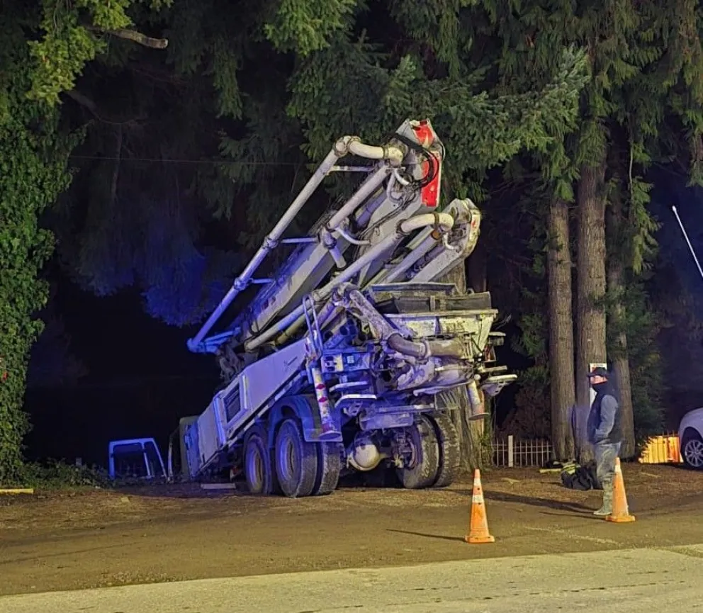 Enorme camión casi impacta de frente un complejo turístico en el km 7 de Bustillo. 