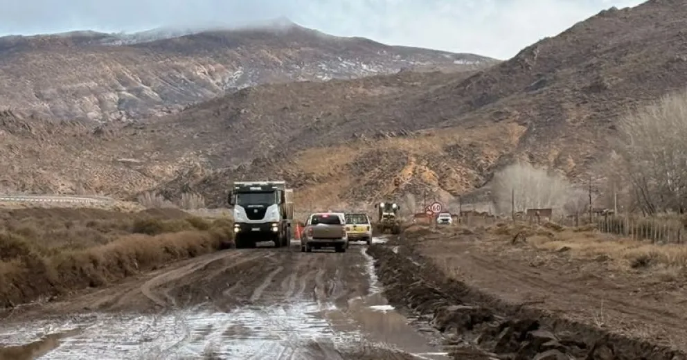 Será una jornada con lluvias y nevadas intermitentes en la región. Foto del tramo Comallo.