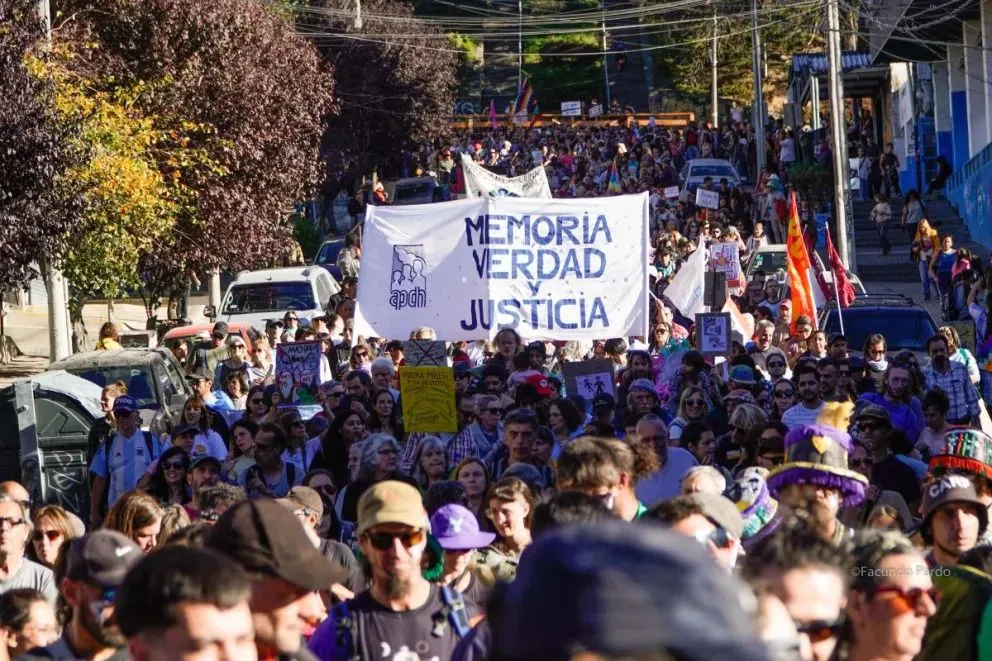 La bandera de "Memoria, Verdad y Justicia" de la APDH, en una marcha por las calles de Bariloche. Imagen de archivo.