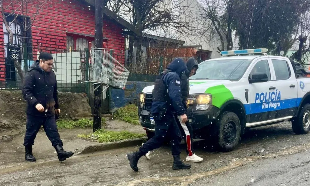 La policía secuestró un arma de fuego calibre 9 milímetros que habría sido utilizada para dichas amenazas.
