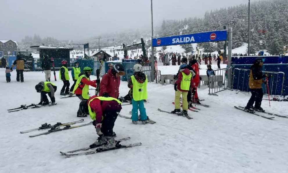 El Esquí Escolar permite que disfruten de la montaña 3100 estudiantes de 5to y 6to grado. 