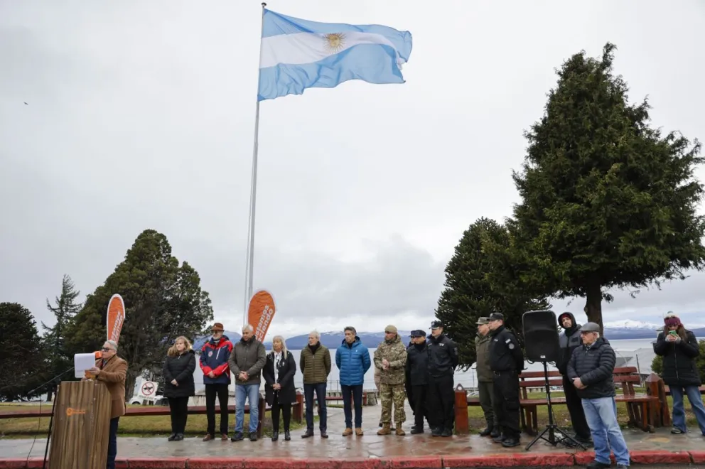 Momento del izamiento de la Bandera en el mástil de la plaza del Centro Cívico. Fotos de Eugenia Neme.