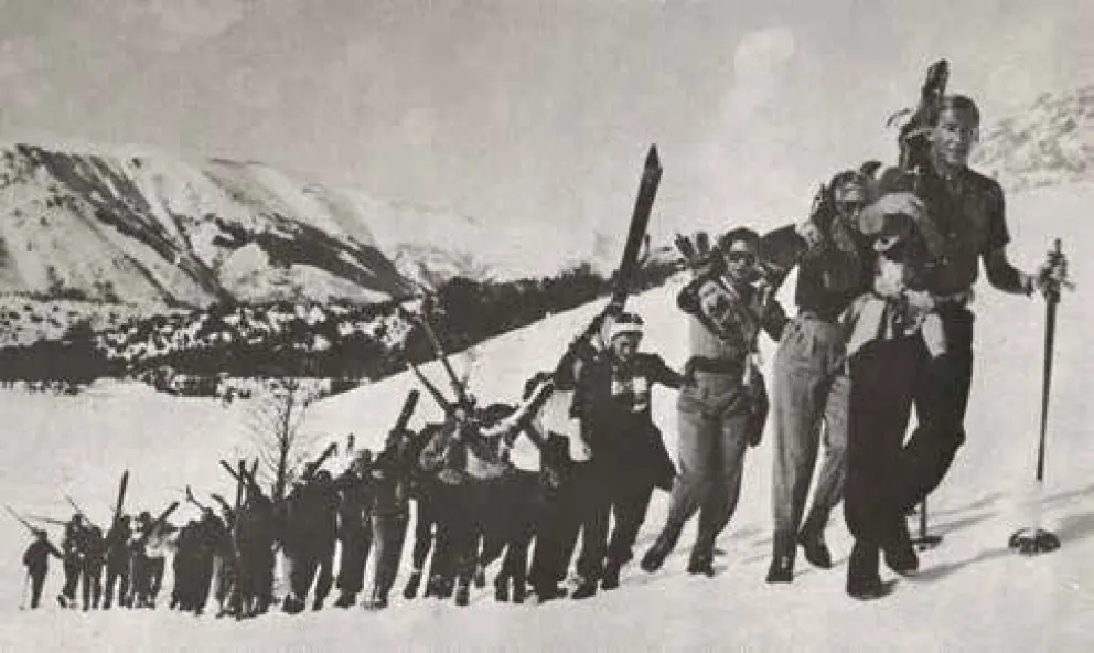 Hans Nöbl al frente de sus alumnos en la escuela de esquí. Gentileza: Toncek Arko.