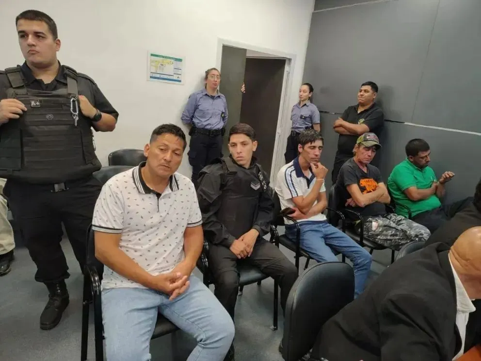De izquierda a derecha: Antilaf; un policía de custodia; Jafri, Cau y Lagos. El STJ rechazó un recurso de queja contra la resolución que los absolvió. Foto: Medio Cipo360.