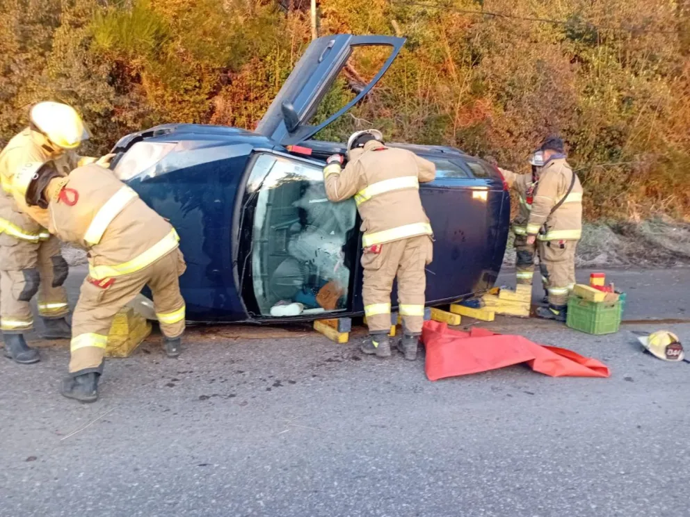Amplio operativo en el oeste de Bariloche por el vuelco de un auto y un despiste en el mismo lugar. 