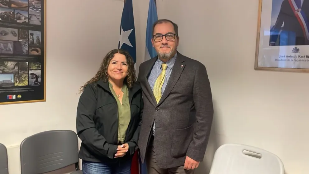 Alejandra Guzmán, presidenta del Círculo Gabriela Mistral, junto a Javier Matta, Cónsul de Chile en Bariloche. 