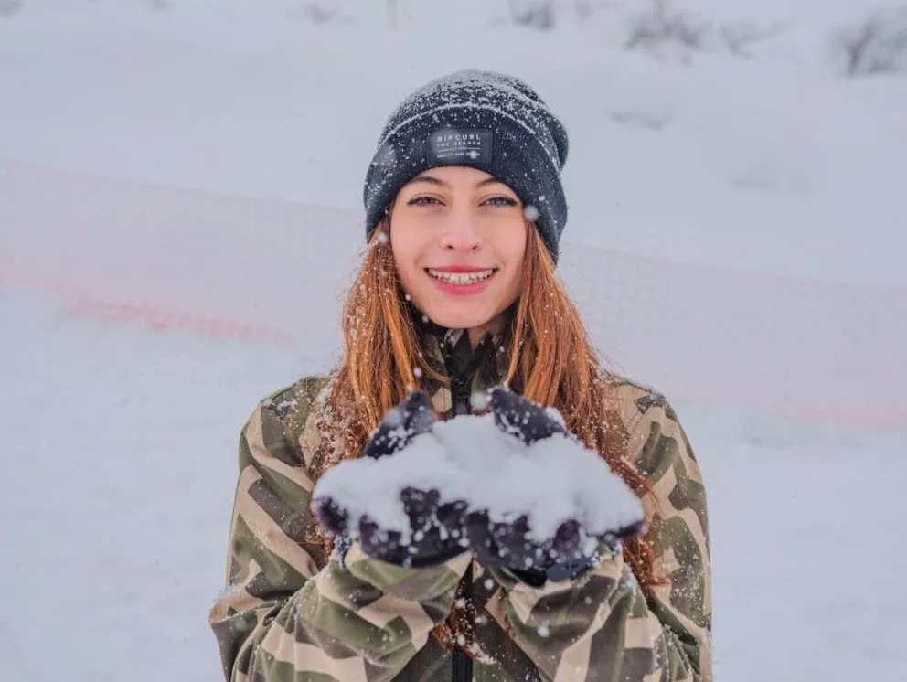 Tiziana jugando con la nieve. Imágenes gentileza.