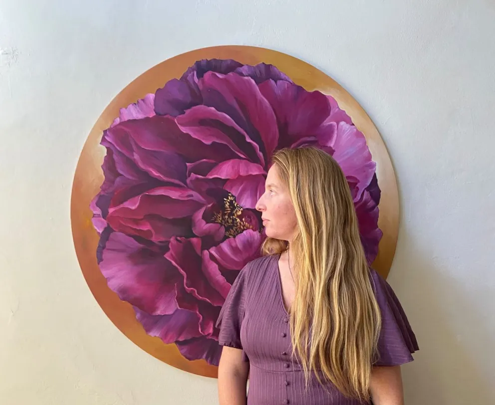 Florencia y una de sus exultantes flores.