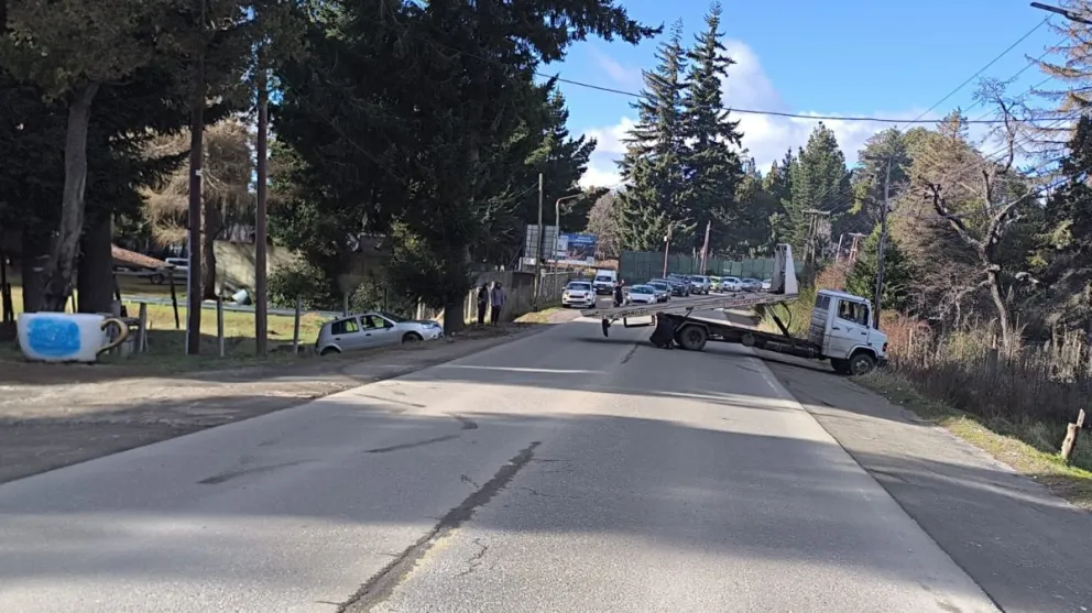 Trabajan en retirar el auto que despistó en Avenida Bustillo. 