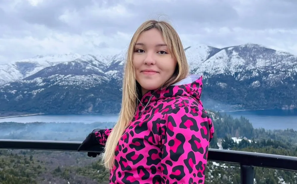 Agostina delante; detrás, el paisaje barilochense. Imágenes gentileza.