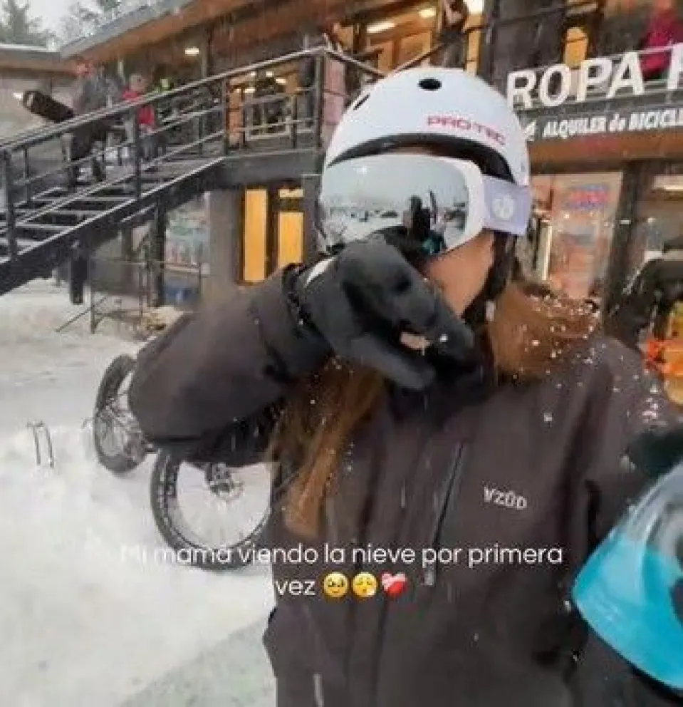 Una turista disfrutando de la nieve en la ciudad. 