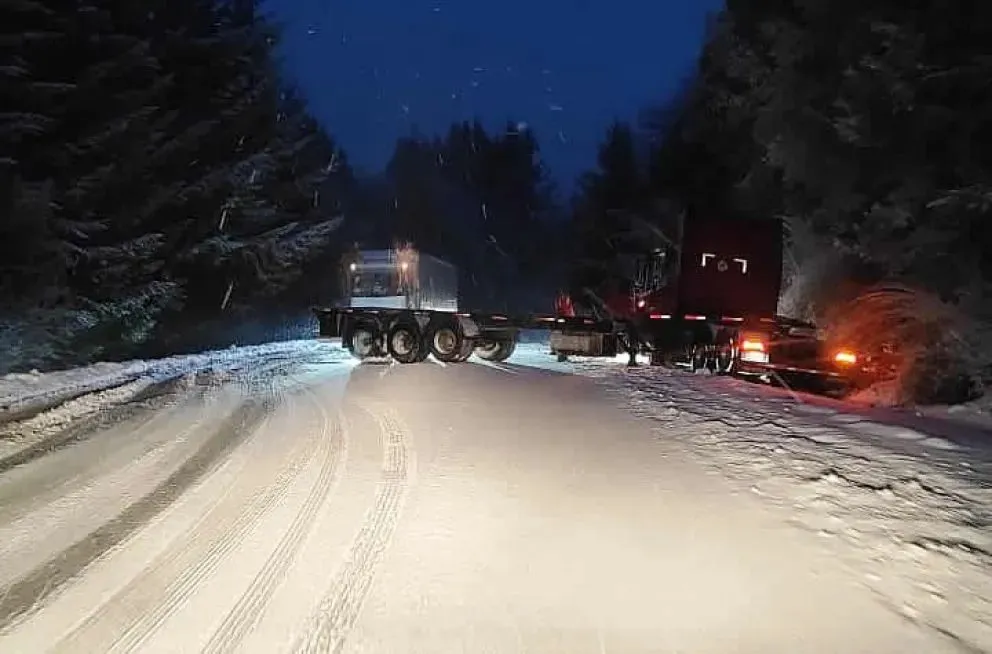 Hielo y nieve obligó a cortar la Ruta 40 entre La Angostura y Empalme con  237.