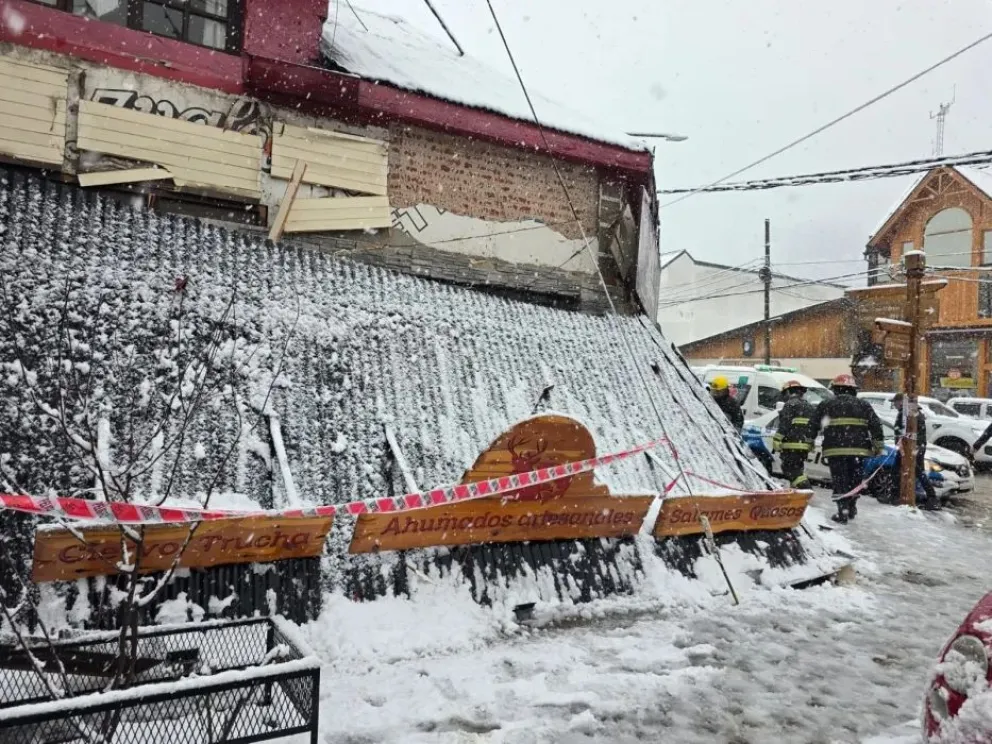 Se desplomó por el peso de la nieve el techo de un comercio histórico de San Martín de los Andes. Foto: gentileza RSM