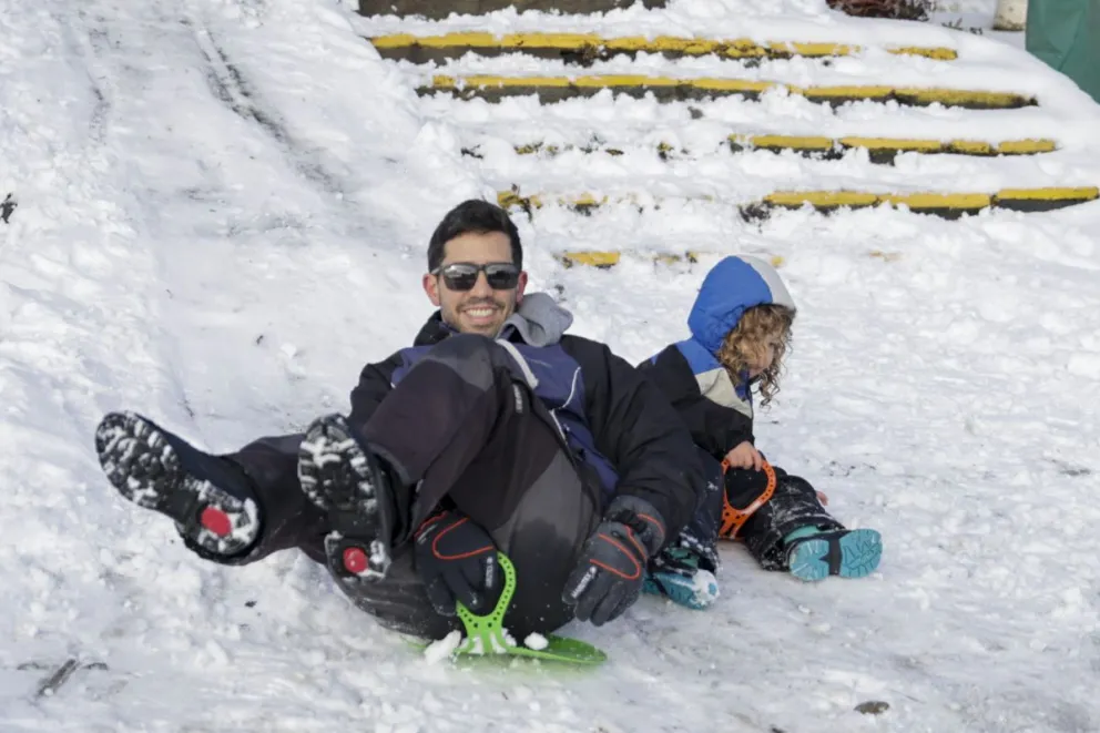Llegó la nieve, siguen llegando vuelos de Brasil y se viene una grilla cargada para la Fiesta de la Nieve. Fotos: Eugenia Neme