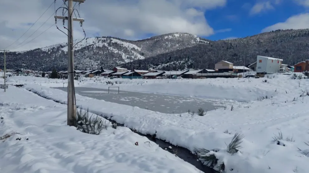 Más de 15 centímetros de nieve fresca caída sobre el hielo de la madrugada.