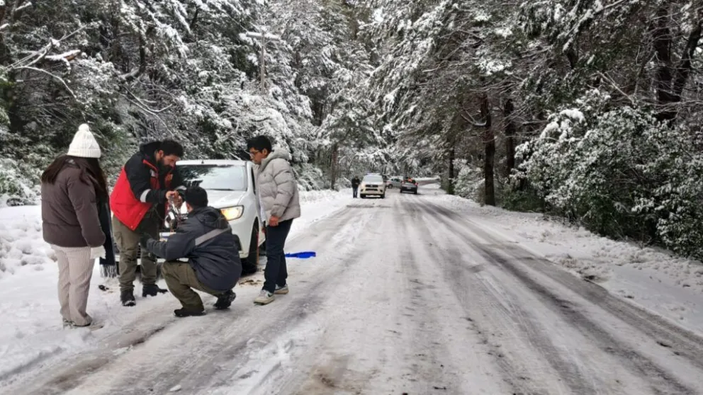Desde el Municipio, solicitan a vecinos y turistas respetar las indicaciones y utilizar cadenas cuando sean requeridas. Fotos Municipalidad de Bariloche.
