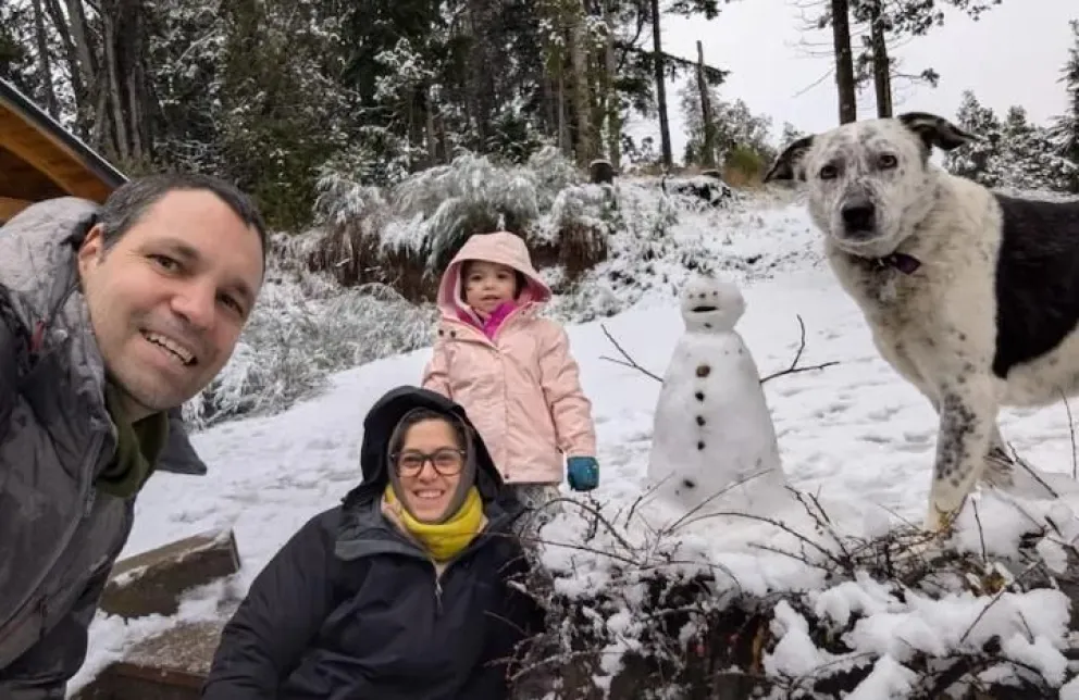Agustín, Eugenia y Fidelina disfrutando de la nieve en familia. Fotos La Nación.