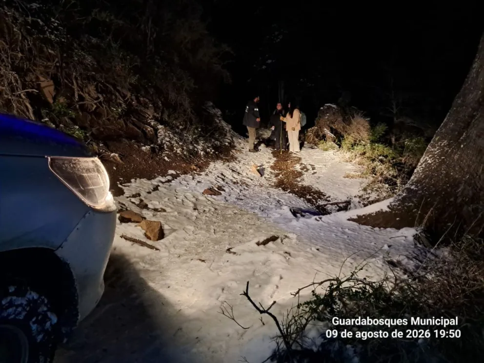 Operativo nocturno para rescatar a dos mujeres extraviadas en el bosque.