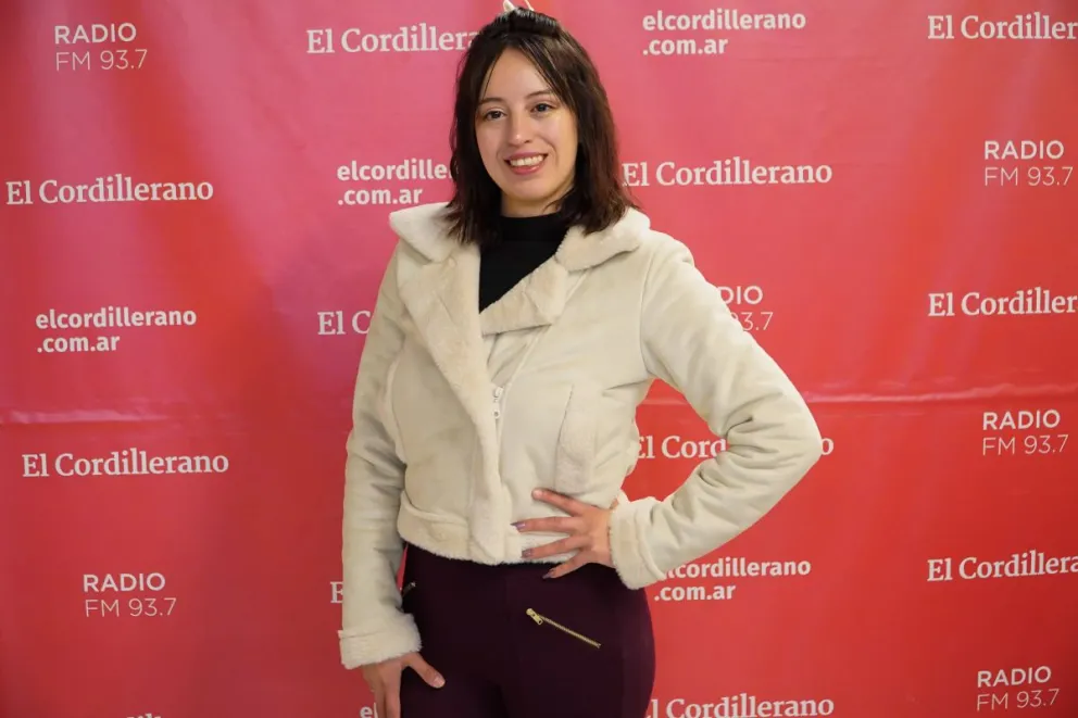 Daiana, que es del barrio Lera, invita a participar de una jornada dedicada a las infancias. Foto: Facundo Pardo.
