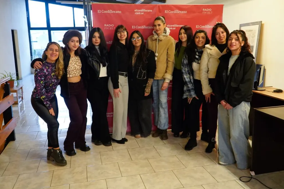 La mañana en El Cordillerano Radio arrancó con la visita de las candidatas a Reina de la Nieve. Fotos: Facundo Pardo.