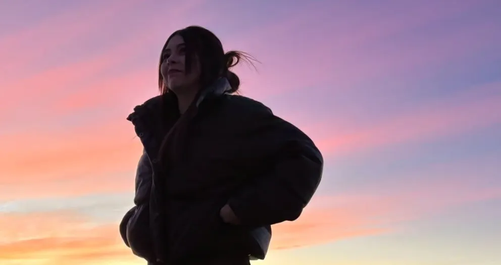 La joven disfruta de los atardeceres barilochenses. Imágenes gentileza.