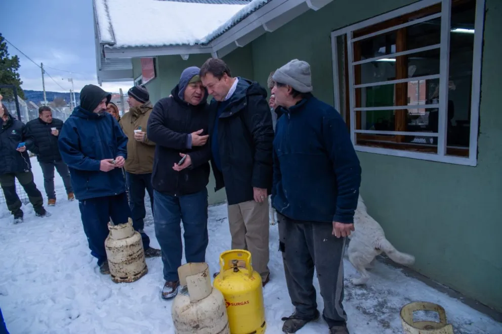 Alberto Weretilneck  supervisó el avance del programa que garantiza el acceso a garrafas de gas a barrios de Bariloche.