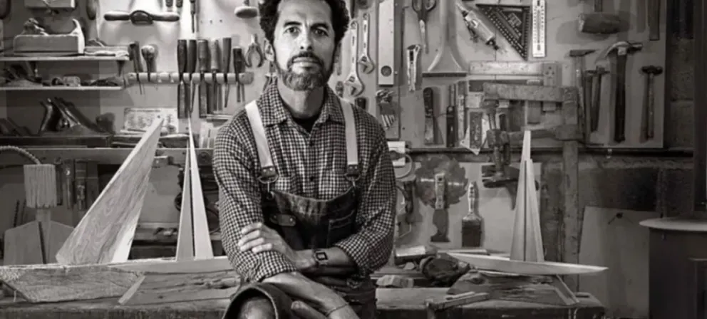 También es carpintero, lutier y sabe de ebanistería. César Dante por Diego Ortiz Mugica. Gentileza del artista.