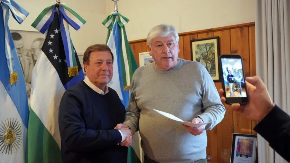 Weretilneck hizo entrega a Cortés del decreto de promulgación de la Ley 5.865. 