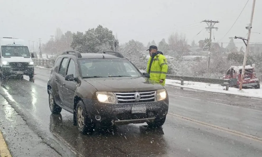 La nieve genera complicaciones en la ruta hacia Villa La Angostura. Foto: gentileza. 