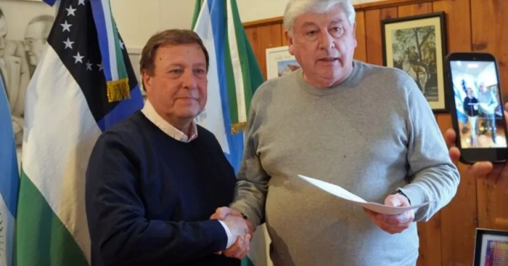 El gobernador y el intendente, luego de firmar el traspaso. 