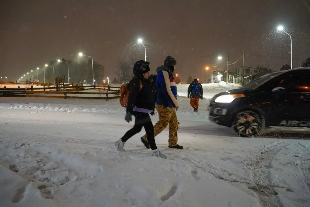 La nieve continúa en la ciudad. Foto Euge Neme 