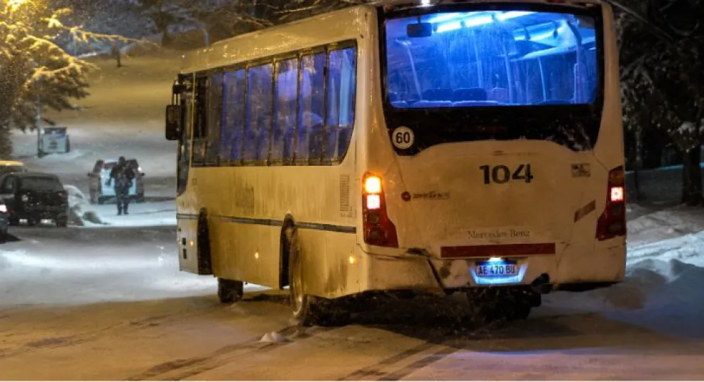 Una unidad de Mi Bus tuvo que girar de urgencia en una calle del Alto y terminó chocando dos autos. 